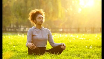 العقول السلمية: تحويل الصحة العقلية اليومية من خلال التأمل