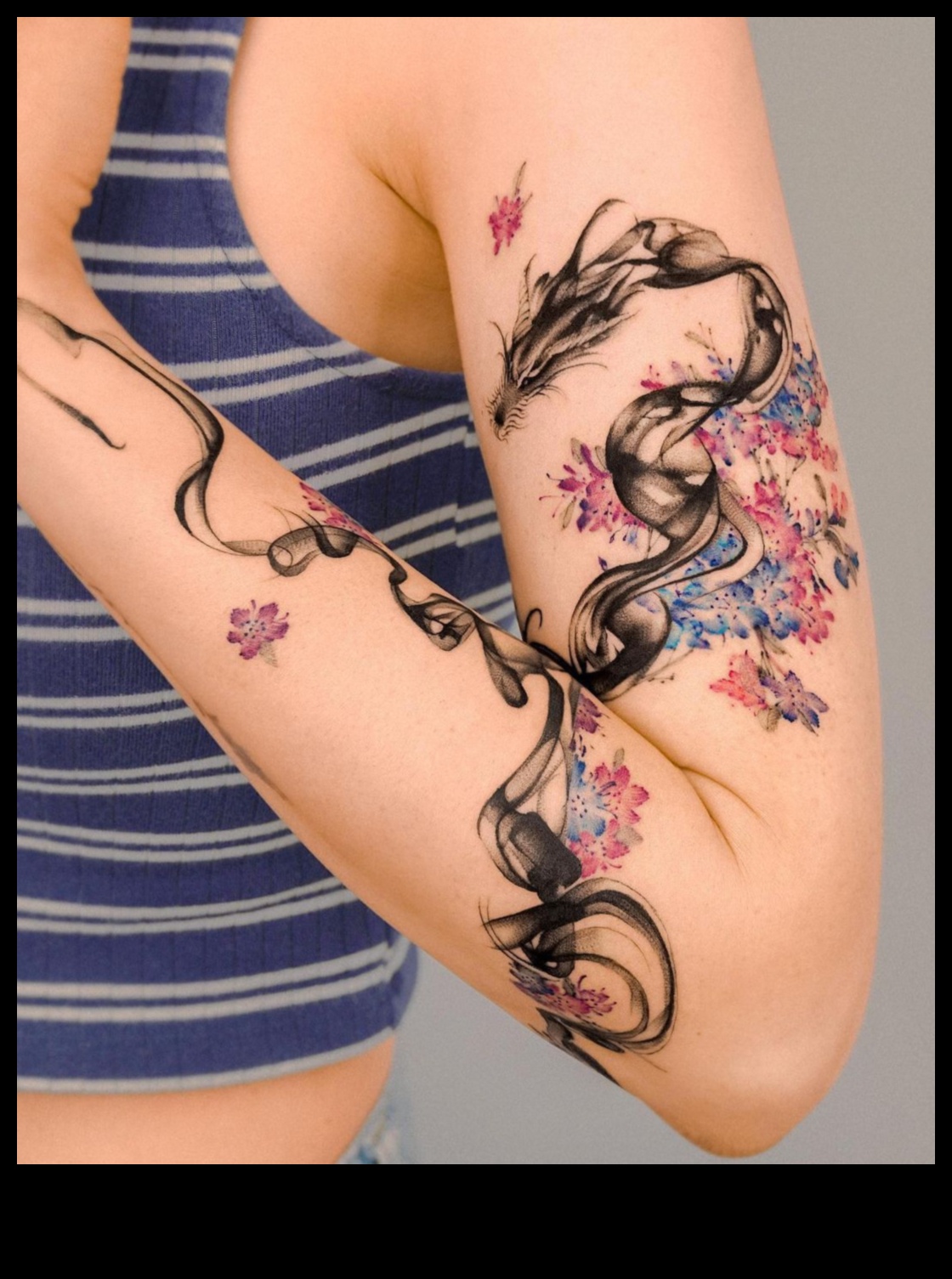 ضربات فرشاة جريئة: براعة بارعة في سجلات الوشم الخلفي