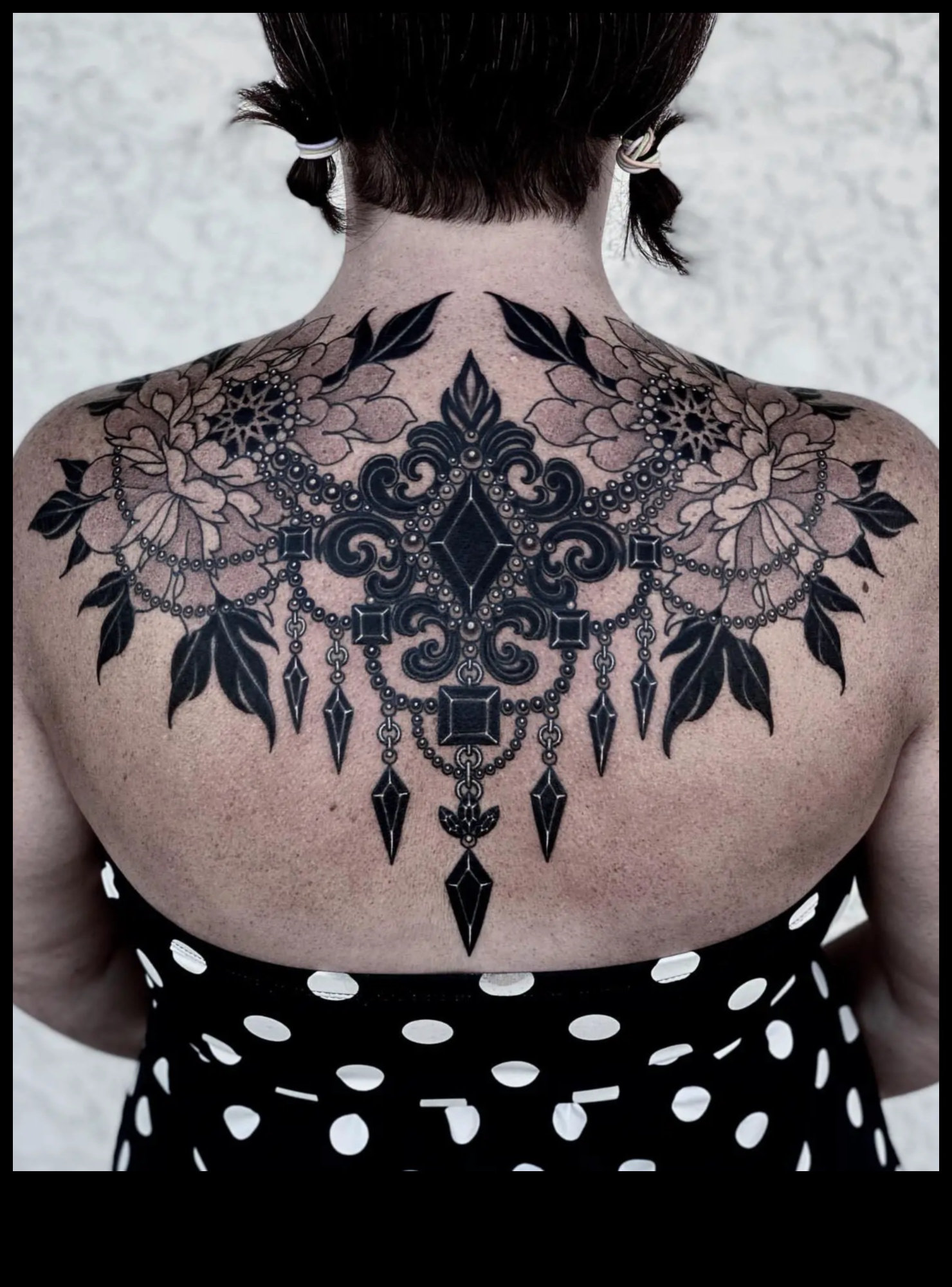 ضربات فرشاة جريئة: براعة بارعة في سجلات الوشم الخلفي