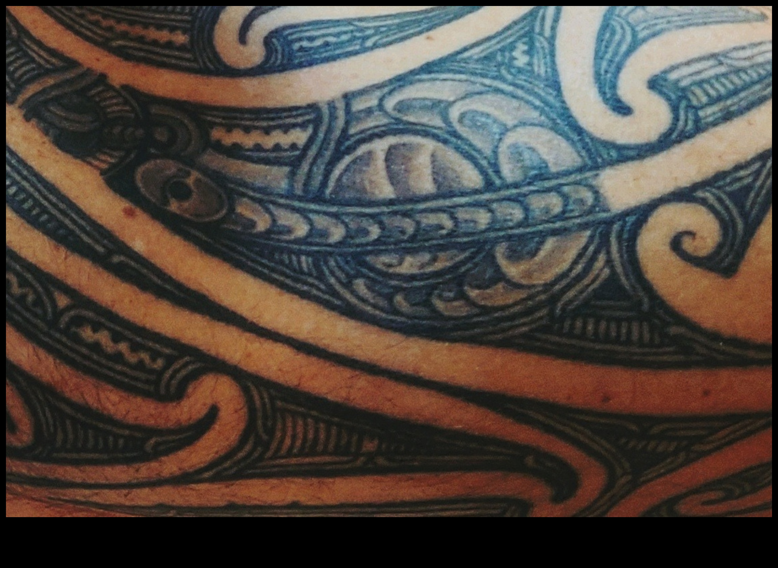 مفروشات الوشم قصص منسوجة عن الهوية والتعبير 4 نسيج الوشم: نسج القصص من خلال التصميم