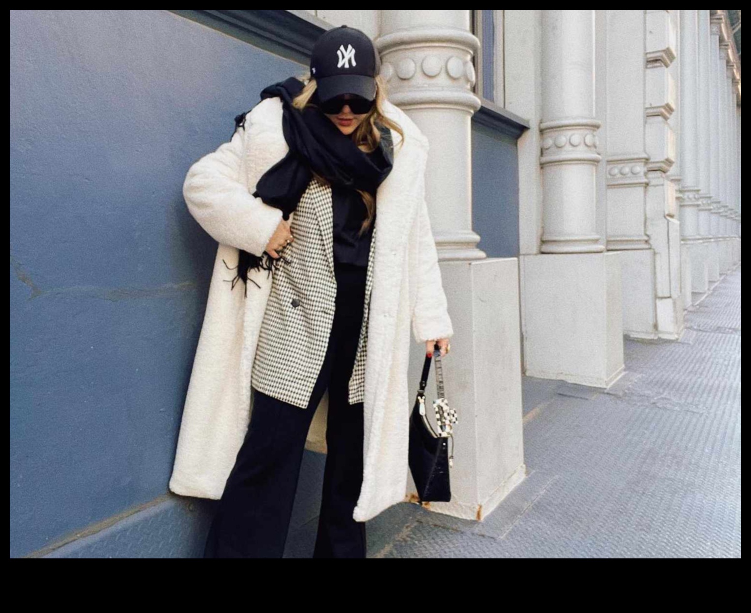 الشتاء غريب الأطوار: عناصر مرحة في أزياء الطقس البارد