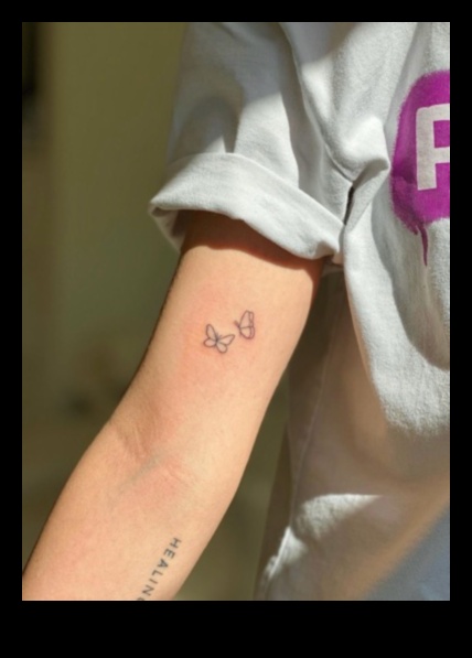 نزوة المعصم: إلهامات وشم صغيرة مرحة وساحرة