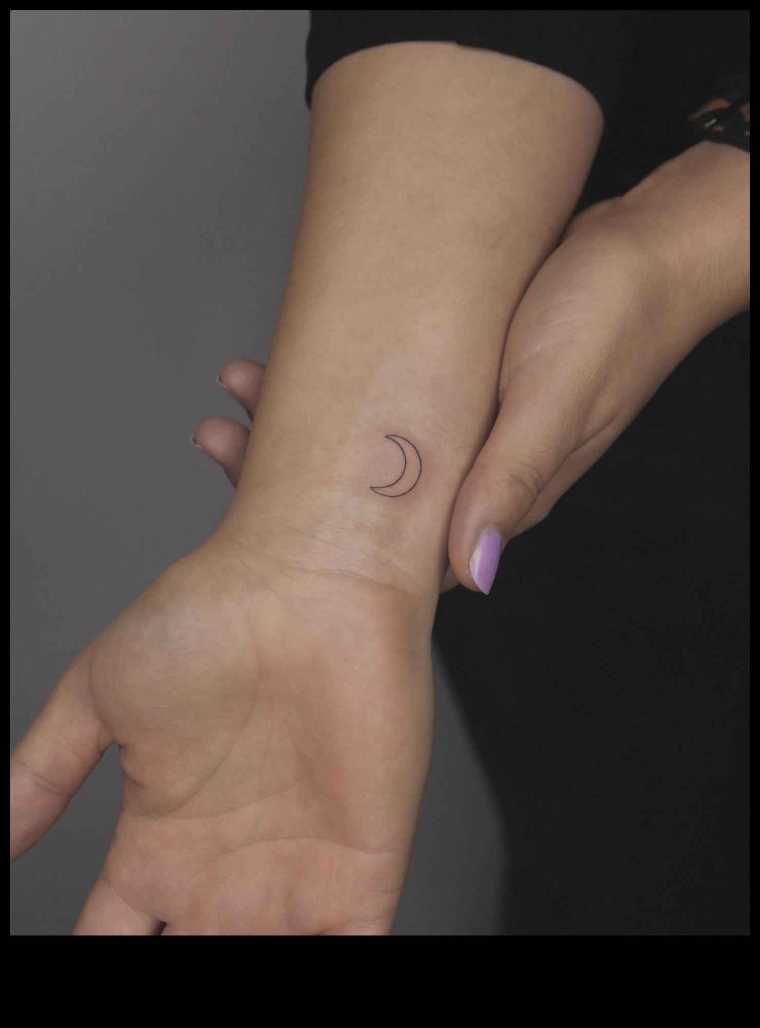 نزوة المعصم: إلهامات وشم صغيرة مرحة وساحرة