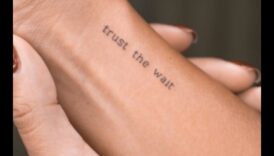 نزوة المعصم: إلهامات وشم صغيرة مرحة وساحرة