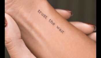 نزوة المعصم: إلهامات وشم صغيرة مرحة وساحرة