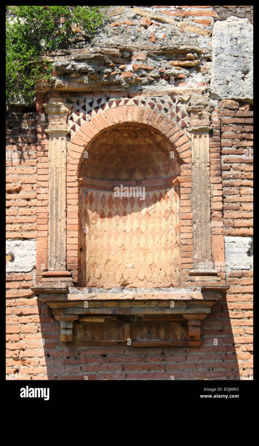 الكوة الأثرية: استكشاف تجاويف التاريخ