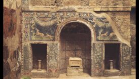 الكوة الأثرية: استكشاف تجاويف التاريخ