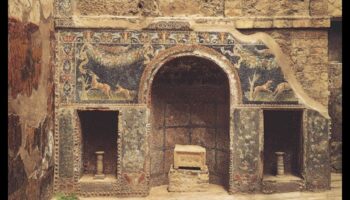 الكوة الأثرية: استكشاف تجاويف التاريخ