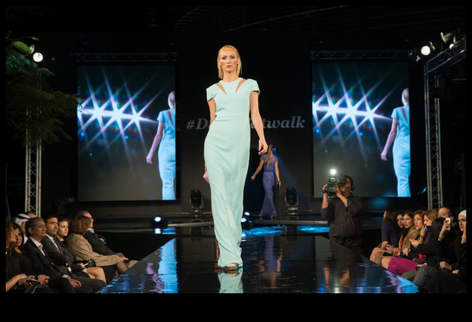 احتفالات المدرج: احتفل بالأناقة مع أحدث الملابس المسرات