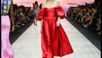 احتفالات المدرج: احتفل بالأناقة مع أحدث الملابس المسرات