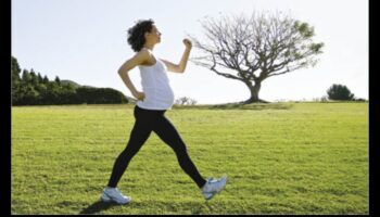 المشي أثناء الحمل: تعزيز الطاقة من خلال ممارسة التمارين الرياضية اللطيفة