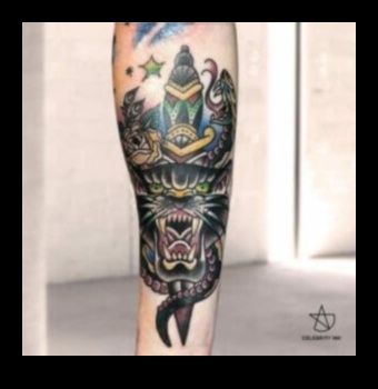 انطباعات الحبر: ارتقِ بالأناقة مع وشم الساق الجريء