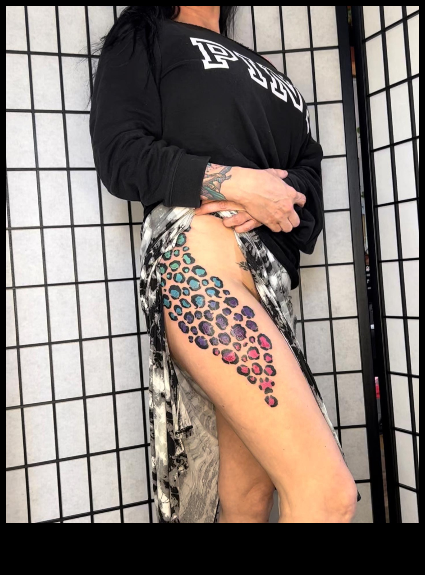 انطباعات الحبر: ارتقِ بالأناقة مع وشم الساق الجريء