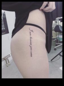 انطباعات الحبر: ارتقِ بالأناقة مع وشم الساق الجريء