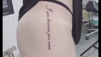 انطباعات الحبر: ارتقِ بالأناقة مع وشم الساق الجريء