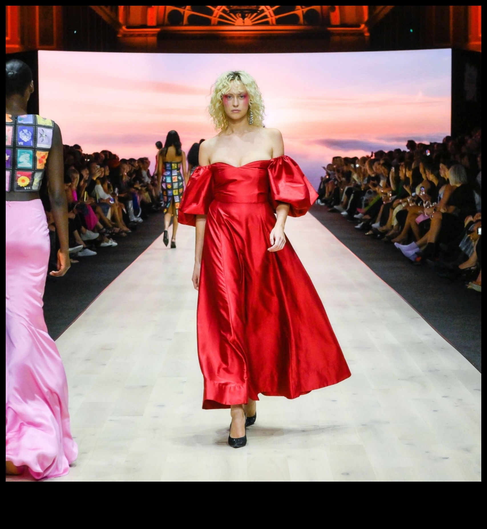 احتفالات المدرج: احتفل بالأناقة مع أحدث الملابس المسرات